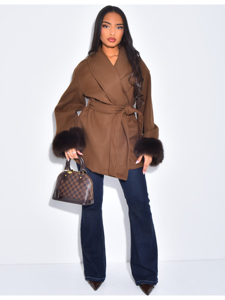 Manteau court cache-coeur à fourrure sur les manches