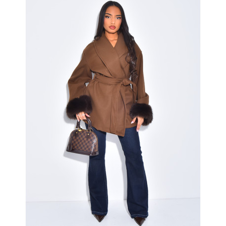 Manteau court cache-coeur à fourrure sur les manches
