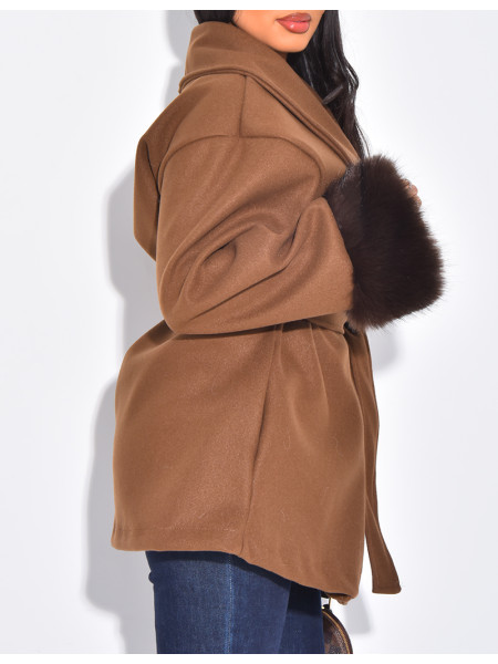 Manteau court cache-coeur à fourrure sur les manches