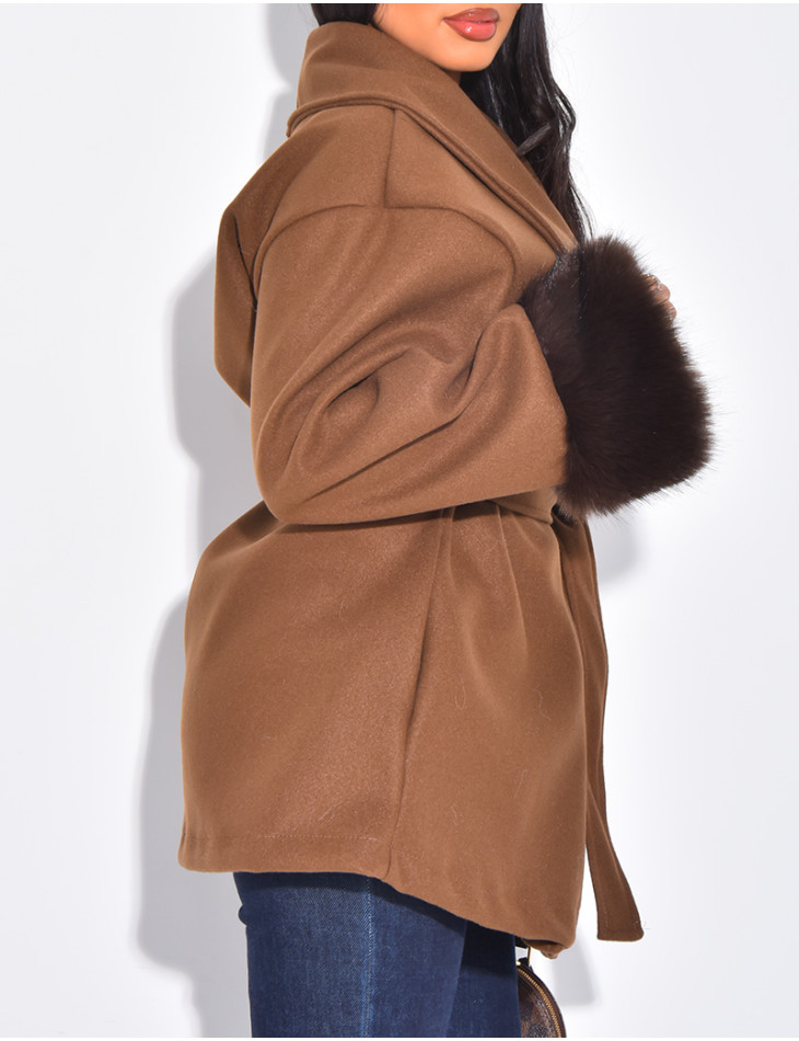 Manteau court cache-coeur à fourrure sur les manches