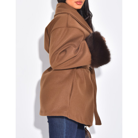 Manteau court cache-coeur à fourrure sur les manches