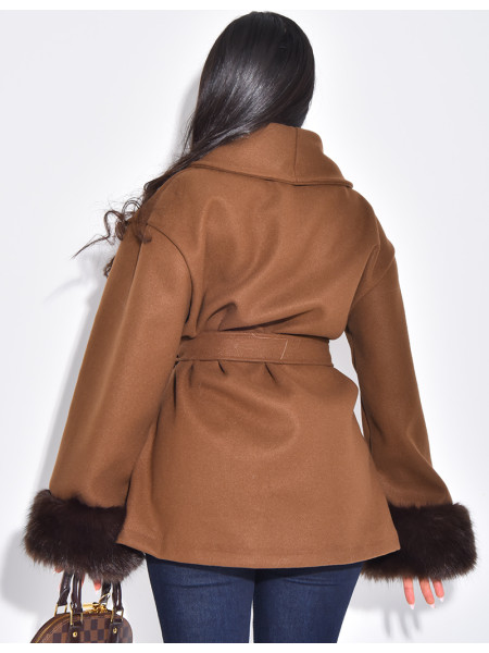 Manteau court cache-coeur à fourrure sur les manches