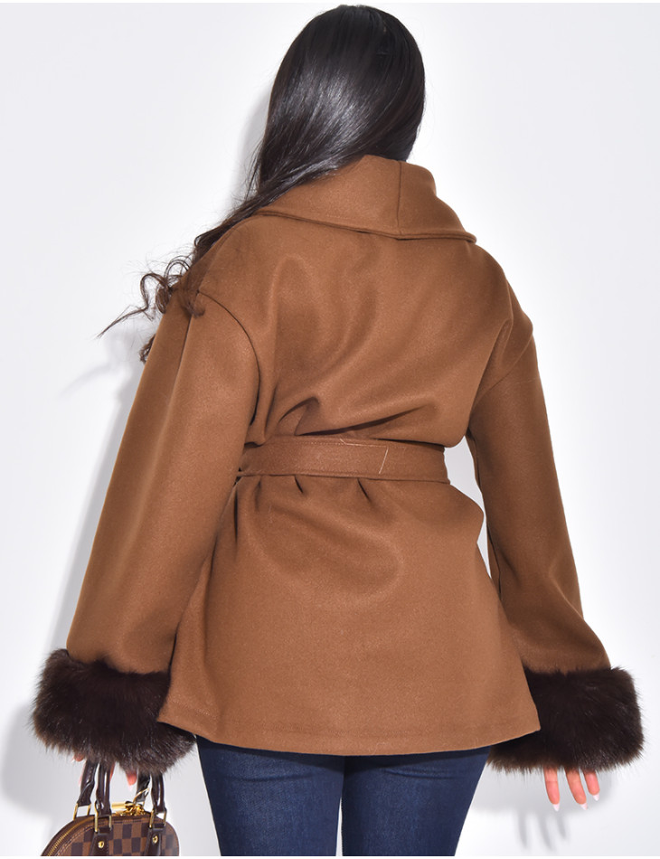 Manteau court cache-coeur à fourrure sur les manches