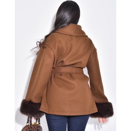 Manteau court cache-coeur à fourrure sur les manches