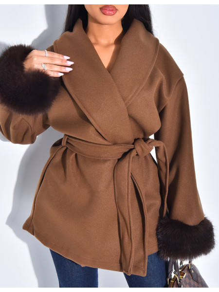 Manteau court cache-coeur à fourrure sur les manches