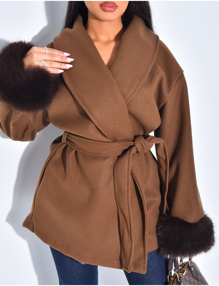 Manteau court cache-coeur à fourrure sur les manches