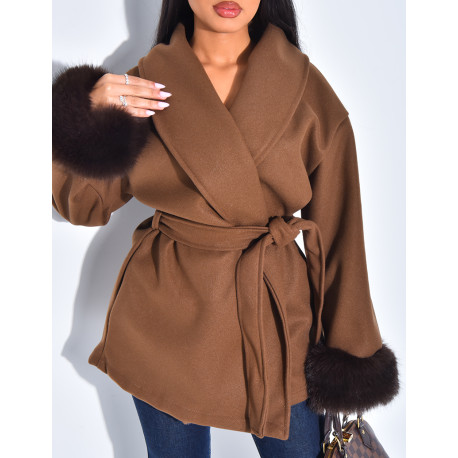 Manteau court cache-coeur à fourrure sur les manches