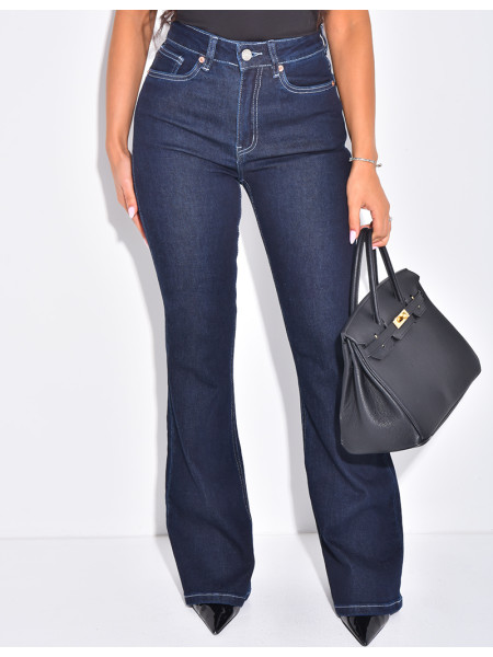 Schmale Stretch-Jeans mit ausgestelltem Bein