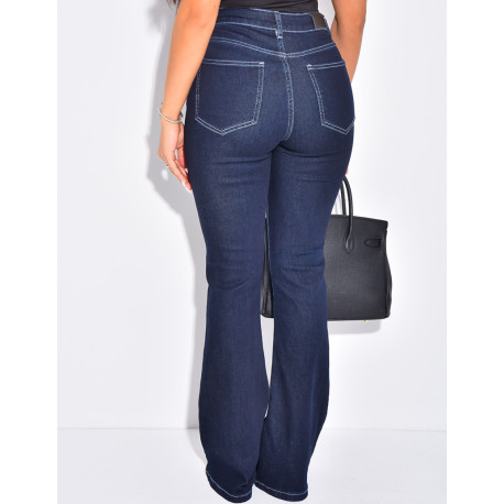Schmale Stretch-Jeans mit ausgestelltem Bein