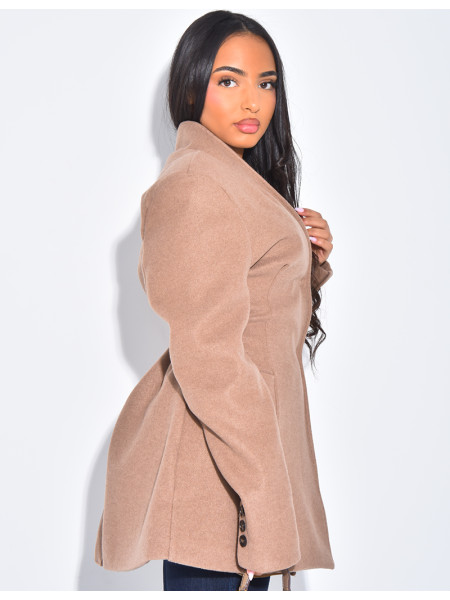 Manteau cintrée effet cache coeur à serrer dans le dos