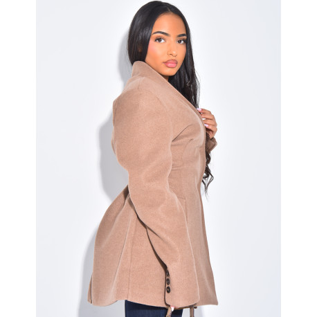 Manteau cintrée effet cache coeur à serrer dans le dos
