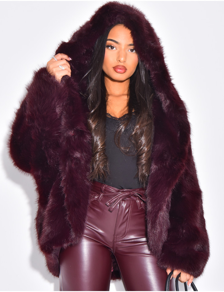 Veste courte en fausse fourrure à capuche