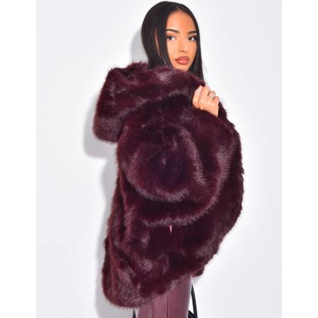 Veste courte en fausse fourrure à capuche