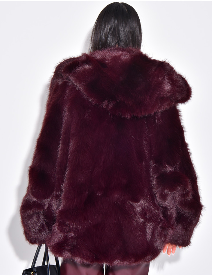 Veste courte en fausse fourrure à capuche