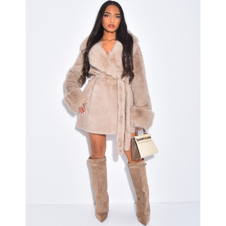 Manteau mi-long en fausse fourrure et ceinture à nouer