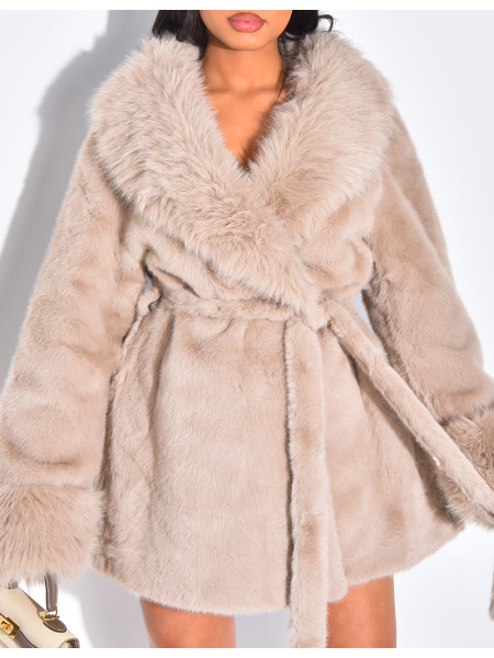 Manteau mi-long en fausse fourrure et ceinture à nouer