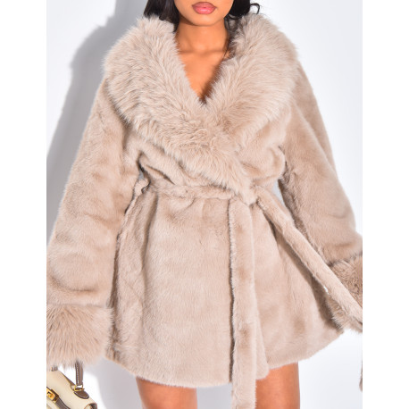 Manteau mi-long en fausse fourrure et ceinture à nouer