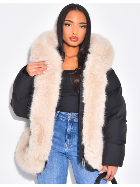 Kurze, wattierte Daunenjacke mit Fellbesatz und Kapuze