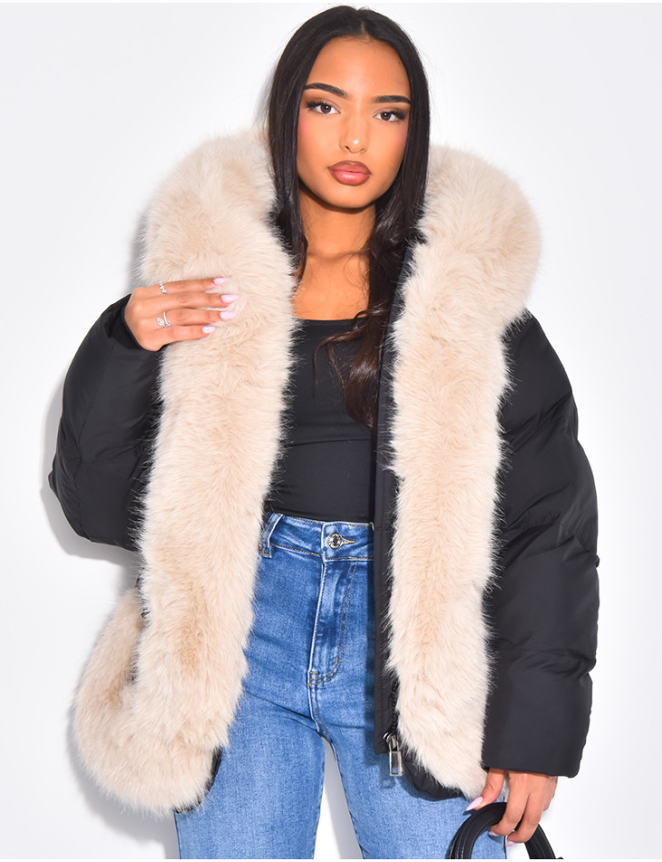 Kurze, wattierte Daunenjacke mit Fellbesatz und Kapuze