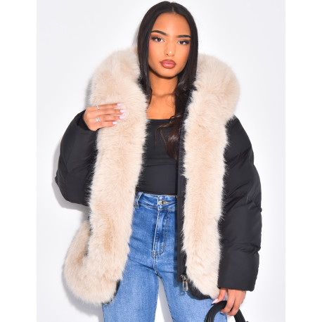 Kurze, wattierte Daunenjacke mit Fellbesatz und Kapuze