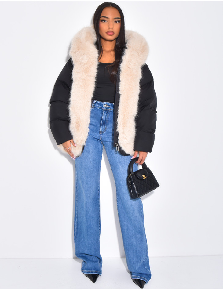 Kurze, wattierte Daunenjacke mit Fellbesatz und Kapuze