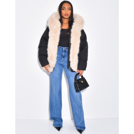 Kurze, wattierte Daunenjacke mit Fellbesatz und Kapuze