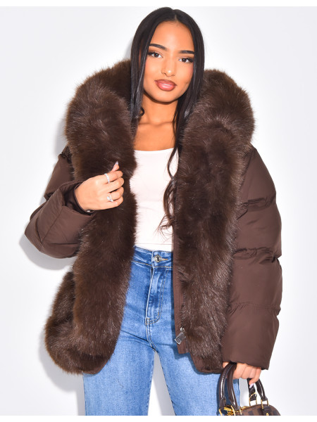 Kurze, wattierte Daunenjacke mit Fellbesatz und Kapuze