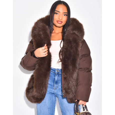 Kurze, wattierte Daunenjacke mit Fellbesatz und Kapuze