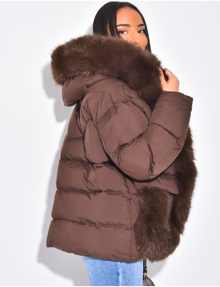 Kurze, wattierte Daunenjacke mit Fellbesatz und Kapuze
