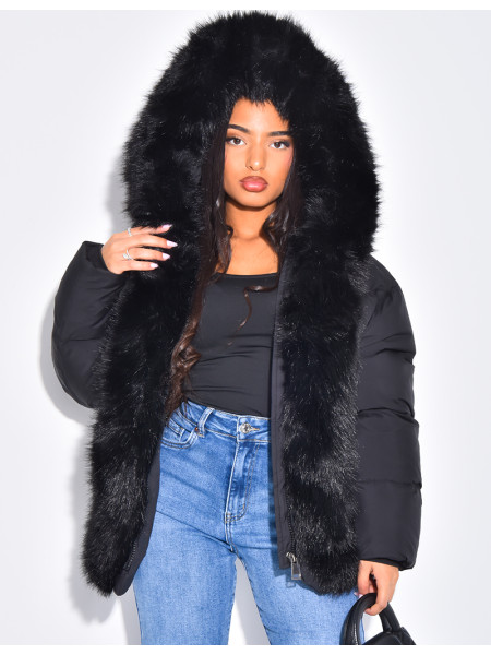 Doudoune courte matelassée à fourrure et capuche