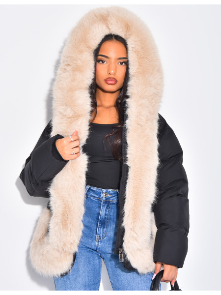 Kurze, wattierte Daunenjacke mit Fellbesatz und Kapuze