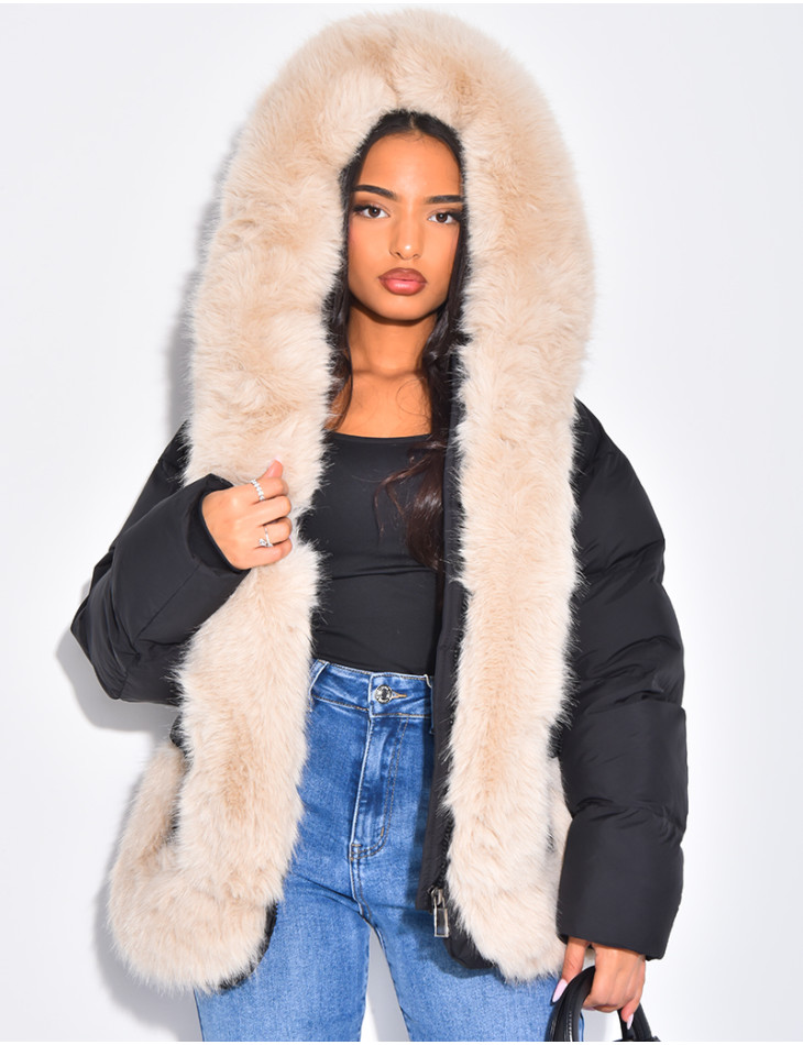 Kurze, wattierte Daunenjacke mit Fellbesatz und Kapuze