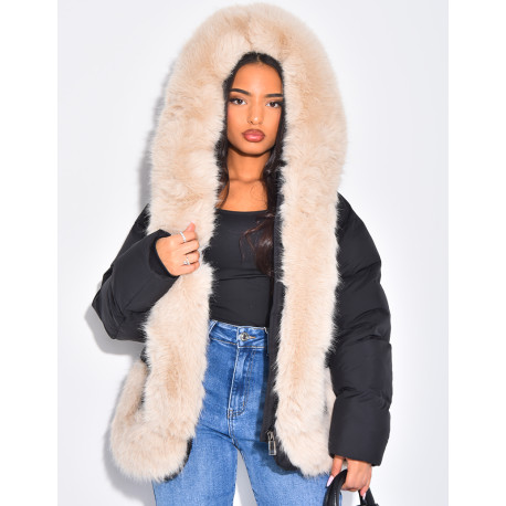 Kurze, wattierte Daunenjacke mit Fellbesatz und Kapuze