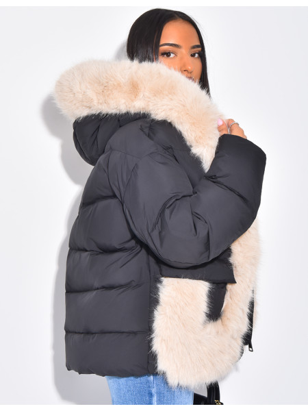 Kurze, wattierte Daunenjacke mit Fellbesatz und Kapuze