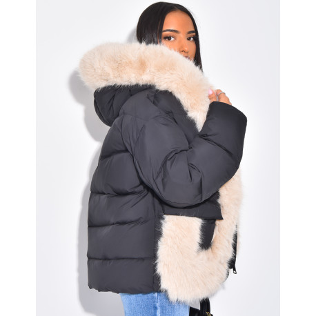 Kurze, wattierte Daunenjacke mit Fellbesatz und Kapuze