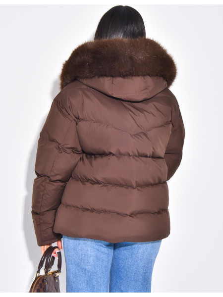 Kurze, wattierte Daunenjacke mit Fellbesatz und Kapuze