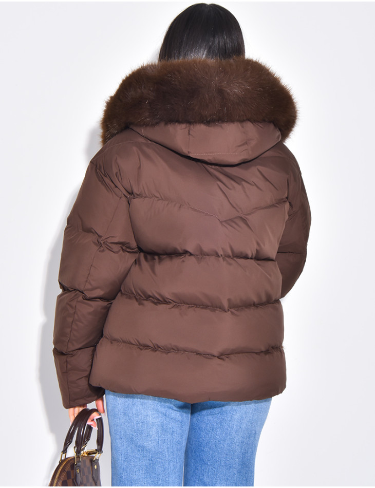 Kurze, wattierte Daunenjacke mit Fellbesatz und Kapuze