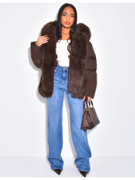 Kurze, wattierte Daunenjacke mit Fellbesatz und Kapuze