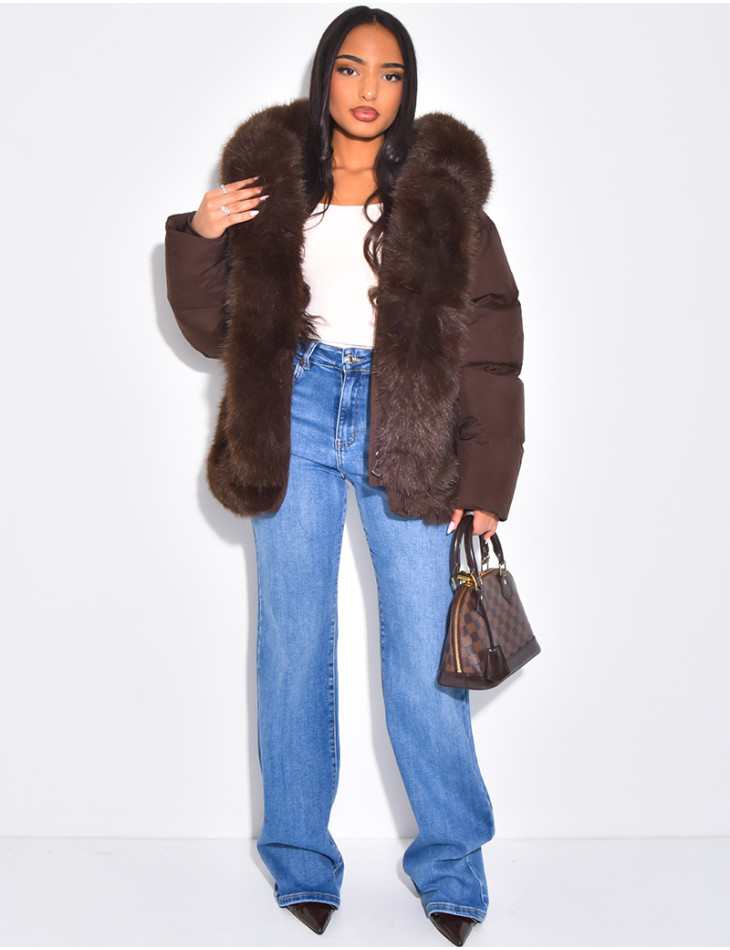 Kurze, wattierte Daunenjacke mit Fellbesatz und Kapuze