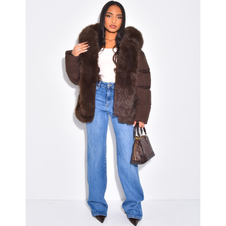 Kurze, wattierte Daunenjacke mit Fellbesatz und Kapuze