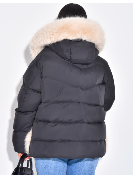 Kurze, wattierte Daunenjacke mit Fellbesatz und Kapuze