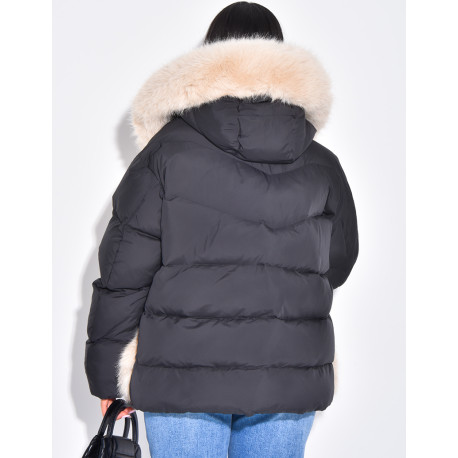 Kurze, wattierte Daunenjacke mit Fellbesatz und Kapuze