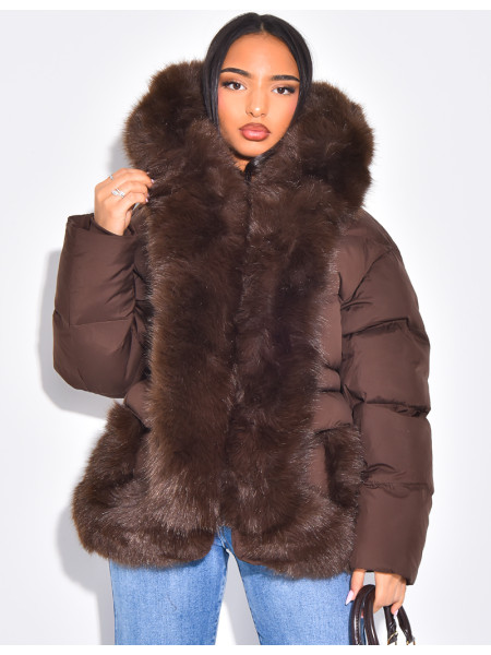 Kurze, wattierte Daunenjacke mit Fellbesatz und Kapuze