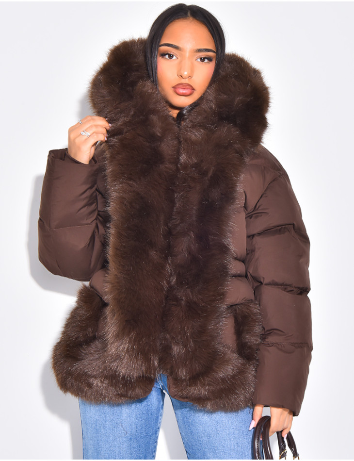 Kurze, wattierte Daunenjacke mit Fellbesatz und Kapuze