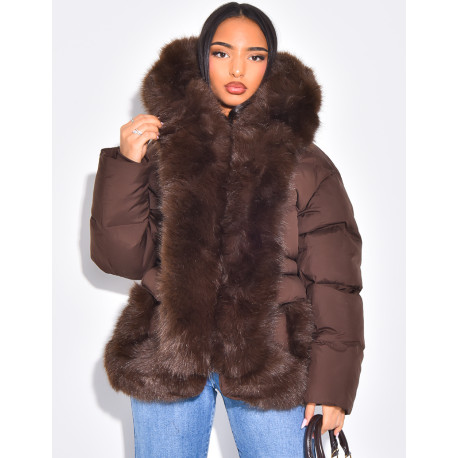 Kurze, wattierte Daunenjacke mit Fellbesatz und Kapuze