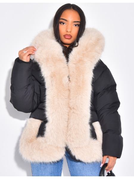 Kurze, wattierte Daunenjacke mit Fellbesatz und Kapuze