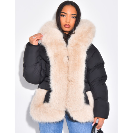 Kurze, wattierte Daunenjacke mit Fellbesatz und Kapuze