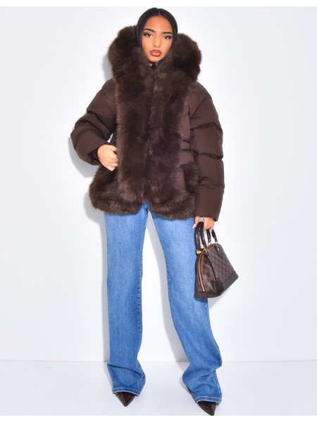 Kurze, wattierte Daunenjacke mit Fellbesatz und Kapuze