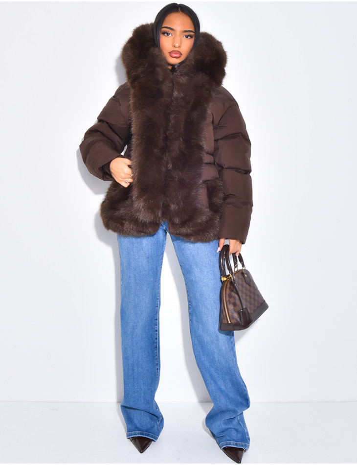 Kurze, wattierte Daunenjacke mit Fellbesatz und Kapuze