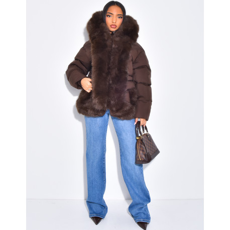 Kurze, wattierte Daunenjacke mit Fellbesatz und Kapuze